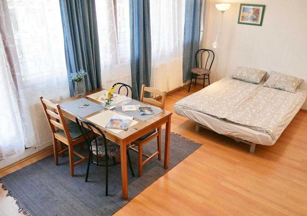 Posteľ alebo postele v izbe v ubytovaní CasaLara-Cozy Nest Near Buda Castle
