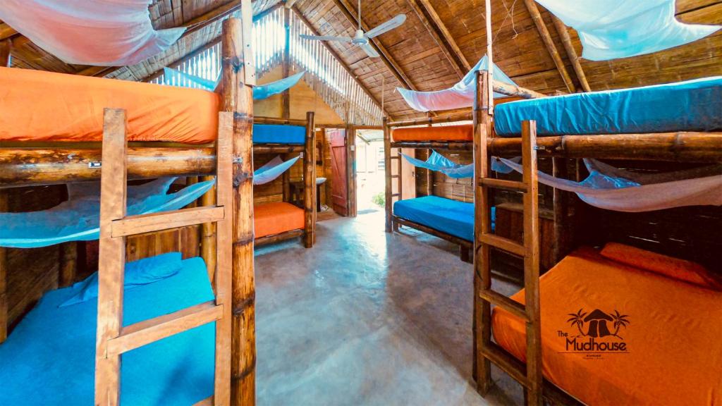 Palanda nebo palandy na pokoji v ubytování The Mudhouse Hostel Mompiche