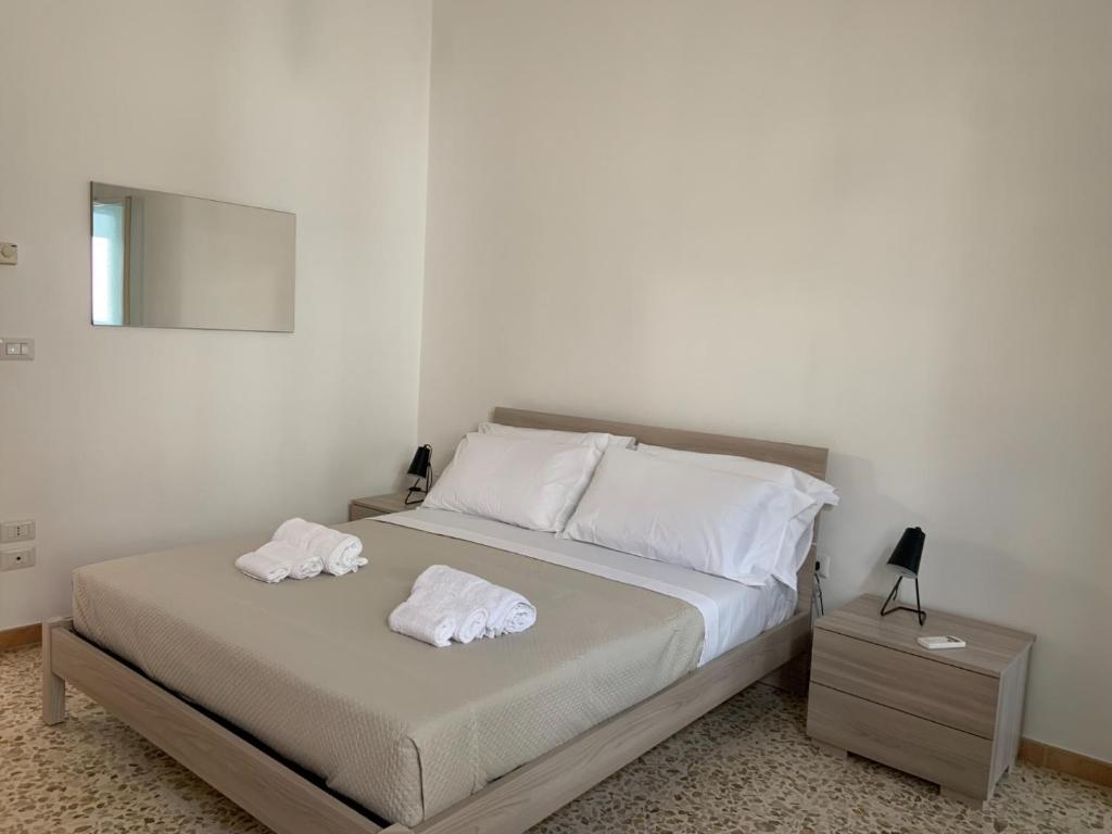 A bed or beds in a room at Elena Casa Vacanze 2