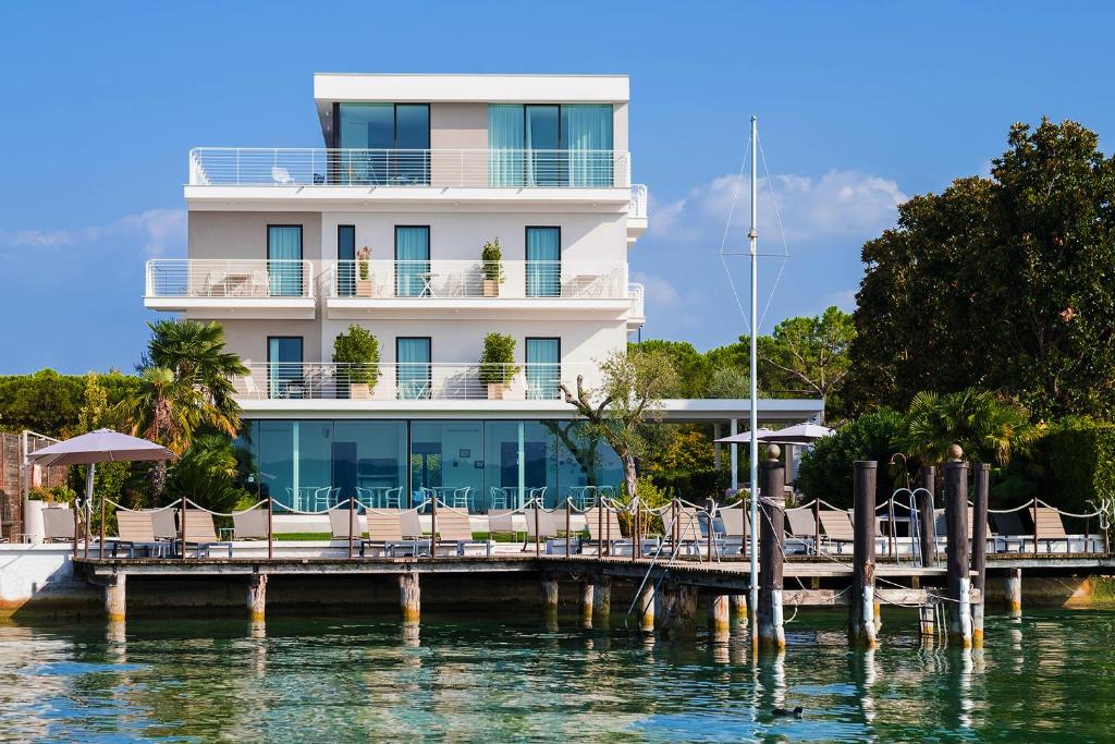 un hôtel sur l'eau avec un quai dans l'établissement AQVA Boutique Hotel (Adults Only), à Sirmione