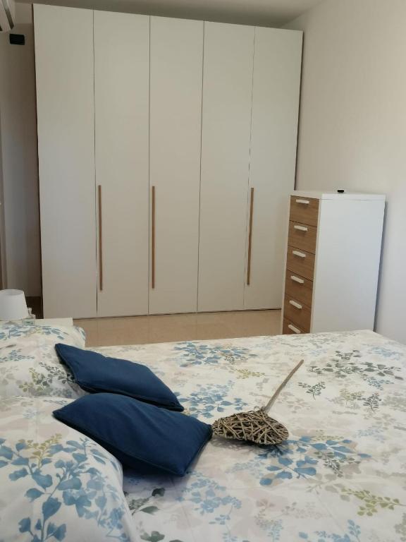 A bed or beds in a room at Orizzonte Marino Blu-vacanza ricca di colori