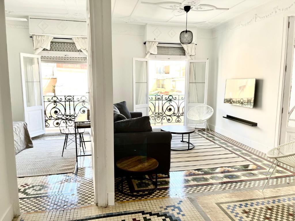 a living room with a couch and a table at Victoria Site-Luxury Center in Valencia