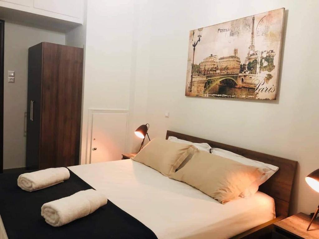 een slaapkamer met een bed met 2 kussens erop bij Utopia suites in Aegina Town