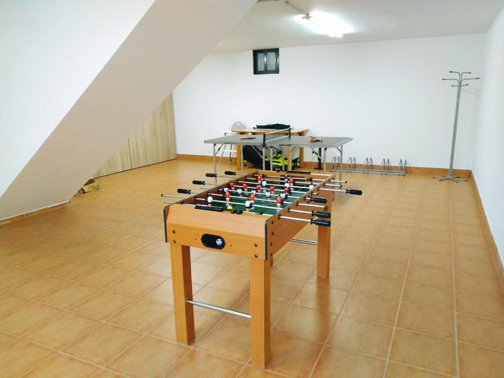 Herní místnost v ubytování Magnífica casa con jardin, BBQ e hidromasaje