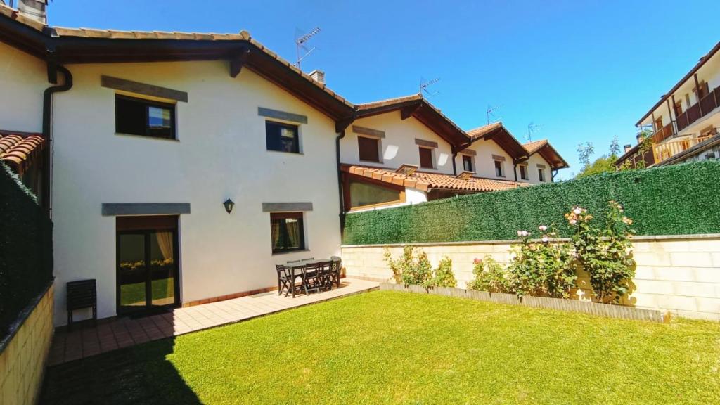 reservar en Magnífica casa con jardin, BBQ e hidromasaje