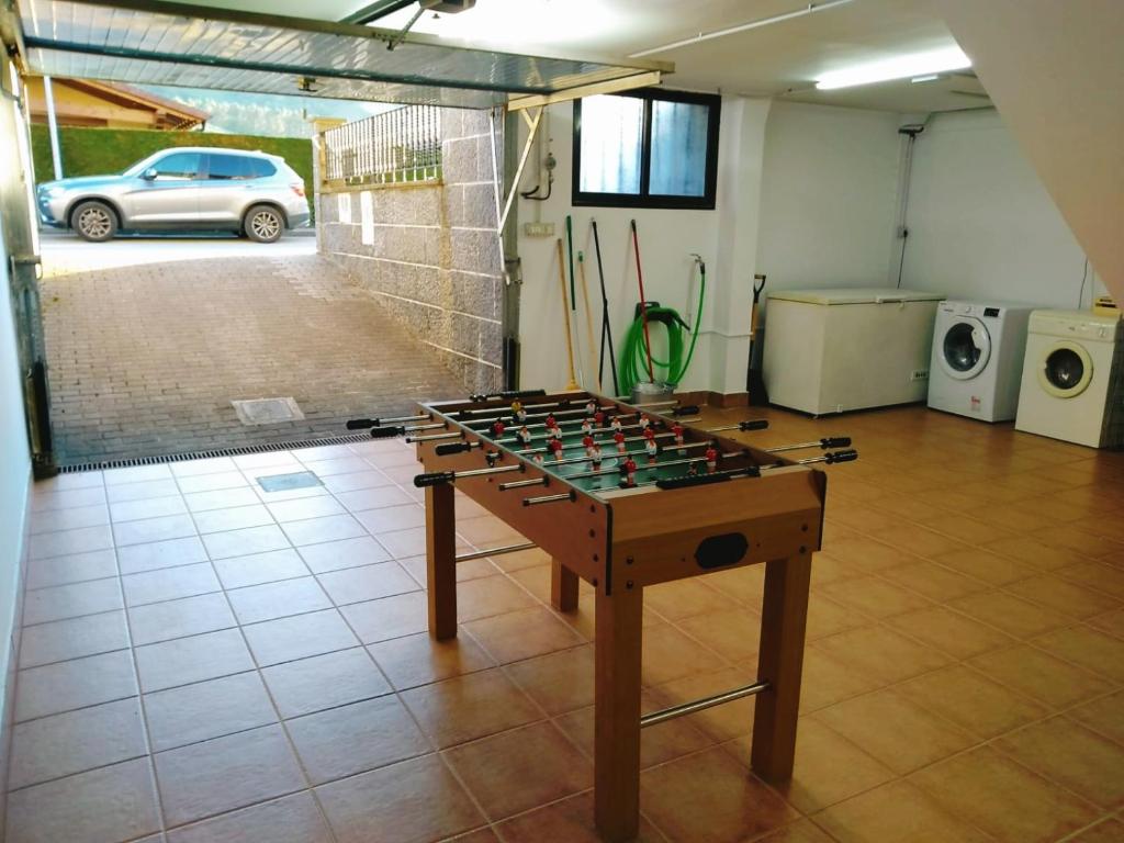 Herní místnost v ubytování Magnífica casa con jardin, BBQ e hidromasaje