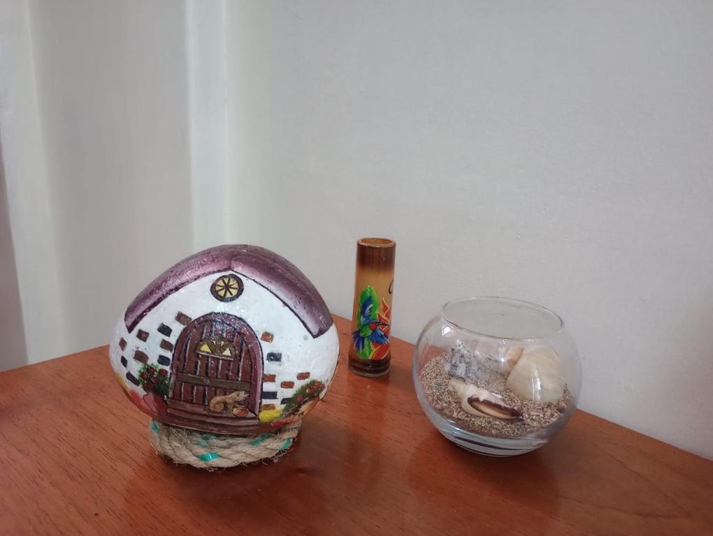 two vases and a bowl on a wooden table at LIMON´S HOUSE in Puerto Limón