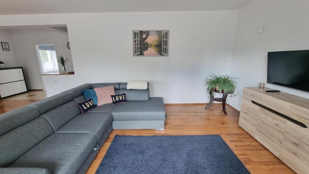 Televízia a/alebo spoločenská miestnosť v ubytovaní Apartament Riviera z widokiem na kanał Augustowski
