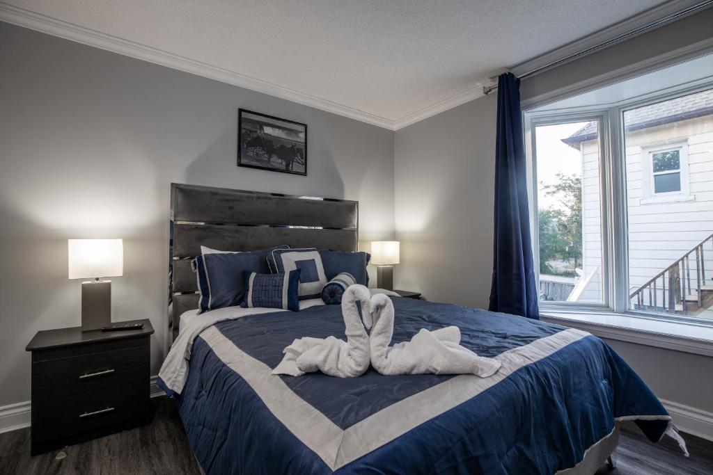 Postel nebo postele na pokoji v ubytování Niagara Luxury Suites