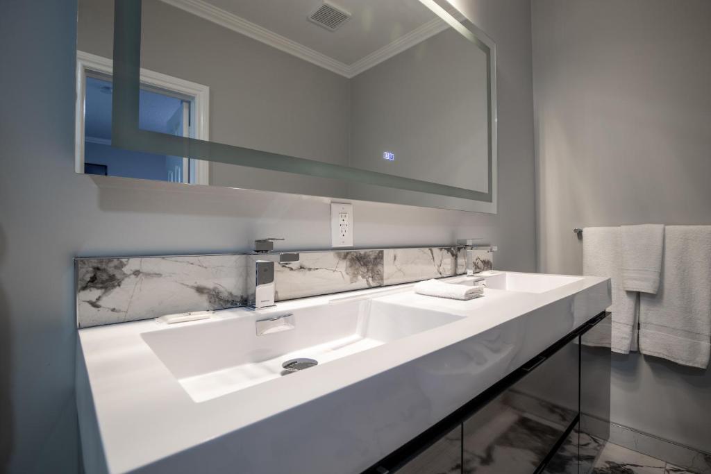 Koupelna v ubytování Niagara Luxury Suites