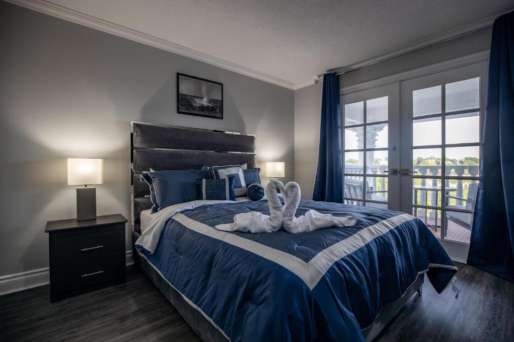 Postel nebo postele na pokoji v ubytování Niagara Luxury Suites