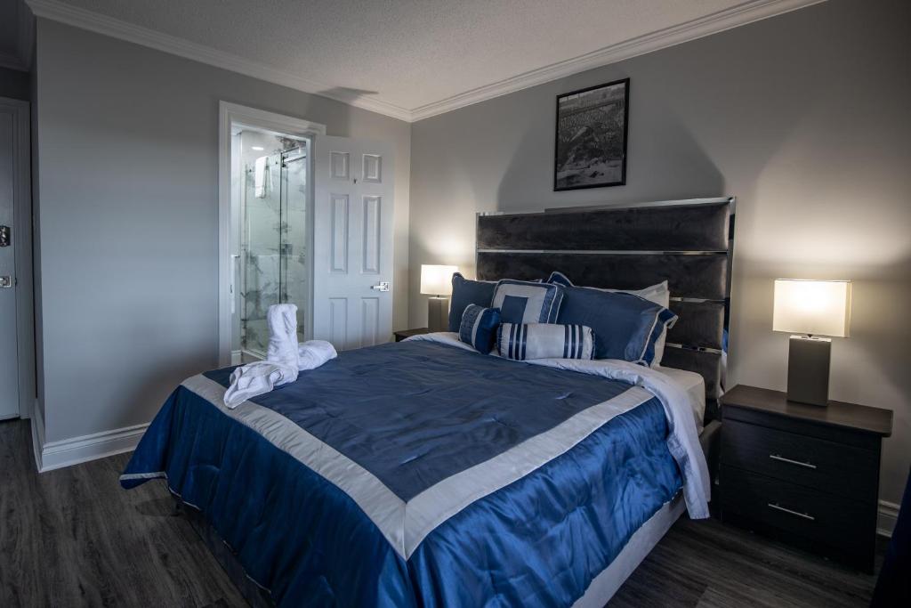 Postel nebo postele na pokoji v ubytování Niagara Luxury Suites