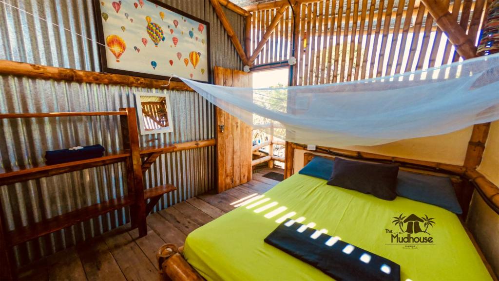 Postel nebo postele na pokoji v ubytování The Mudhouse Hostel Mompiche