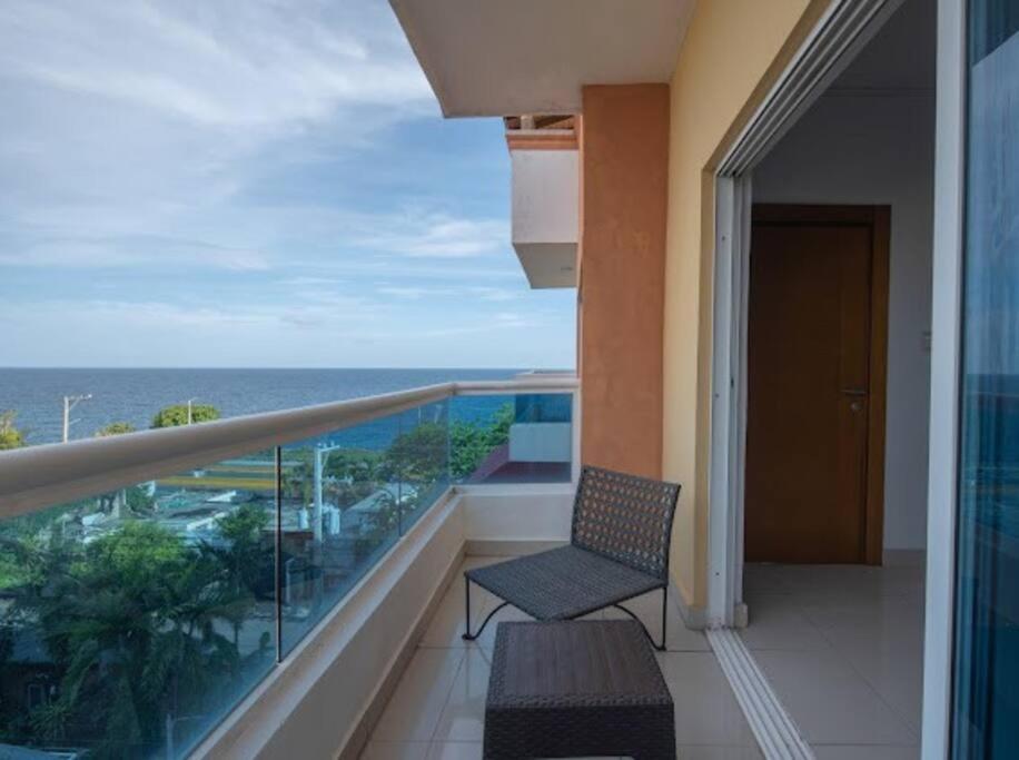 Un balcón o terraza de Escape Oceanview Condo Next to Av. España