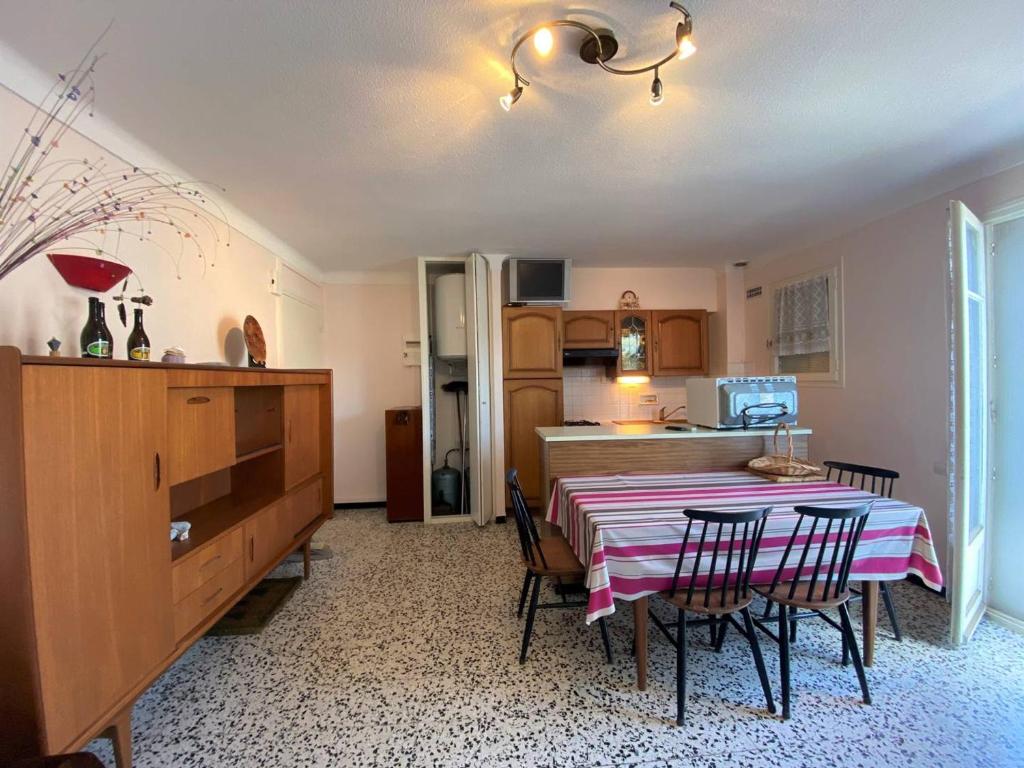 Kuchyňa alebo kuchynka v ubytovaní Appartement au calme, proche plage, balcon, garage privé, 2 pers, Argeles Plage Nord - FR-1-225-757