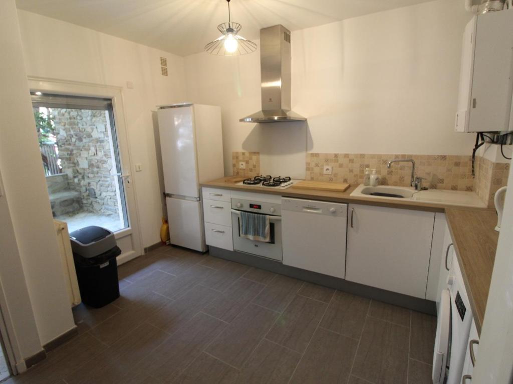 Kuchyňa alebo kuchynka v ubytovaní Appartement T3 avec vue sur mer, parking et balcon à Collioure - FR-1-309-349