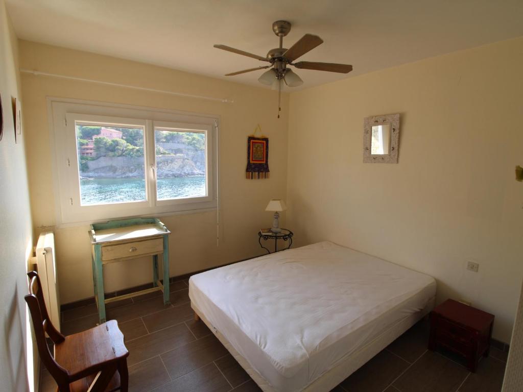 Posteľ alebo postele v izbe v ubytovaní Appartement T3 avec vue sur mer, parking et balcon à Collioure - FR-1-309-349