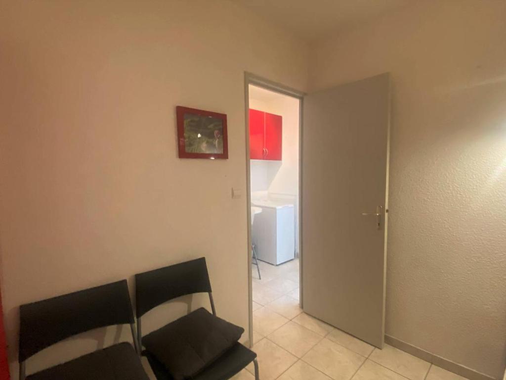 Posedenie v ubytovaní Appartement Cosy à 300m de la Plage, Parking Privé, Loggia Fermée, 4 Pers., 2 Étoiles - FR-1-225-758