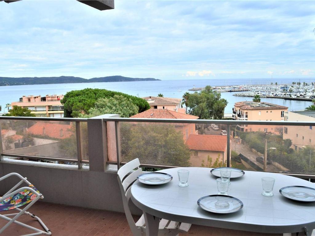 - une table blanche sur un balcon avec vue sur l'eau dans l'établissement Appartement 3 pièces climatisé, plage à pied, pour 4 personnes à Cavalaire - FR-1-226B-113, à Cavalaire-sur-Mer