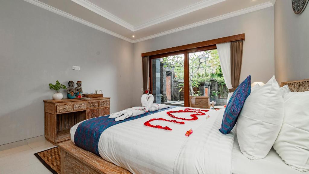 Postel nebo postele na pokoji v ubytování Ayu Sari Guesthouse by Mahaputra