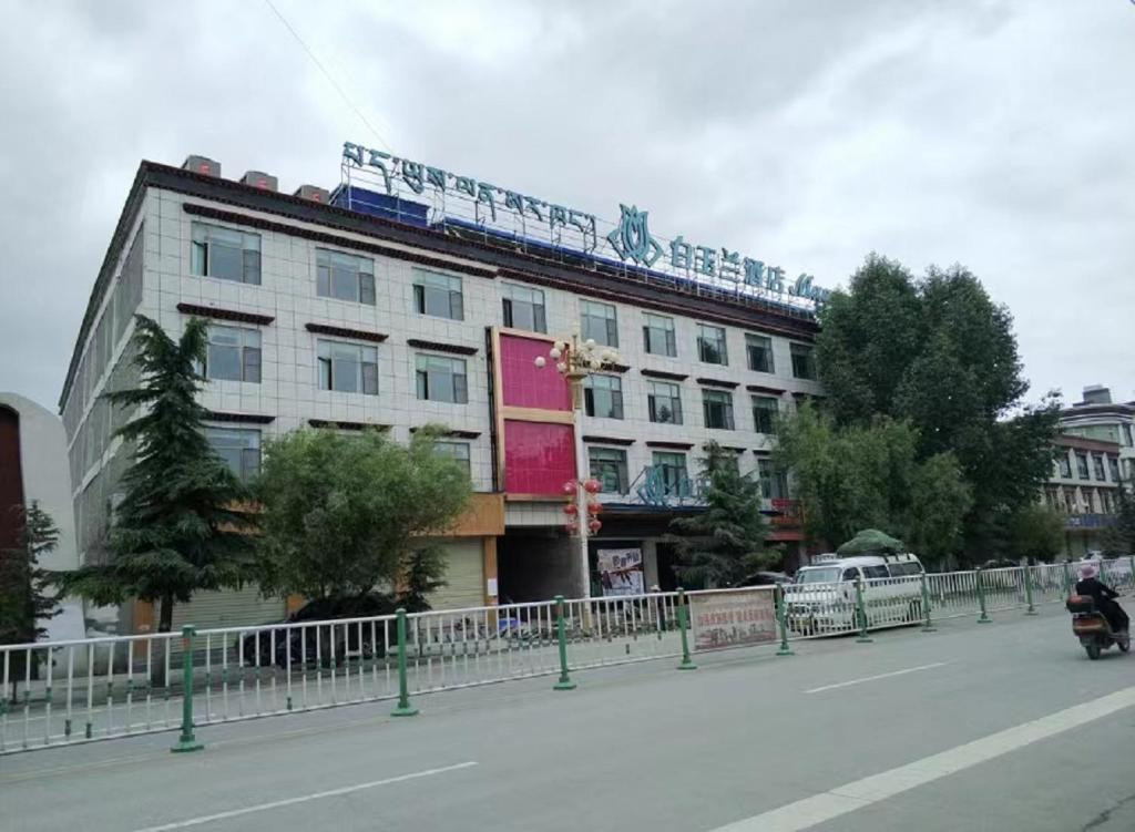ein Gebäude an der Straßenseite in der Unterkunft Shigatse Magnolia Yulan monastery Hotel in Xigazê