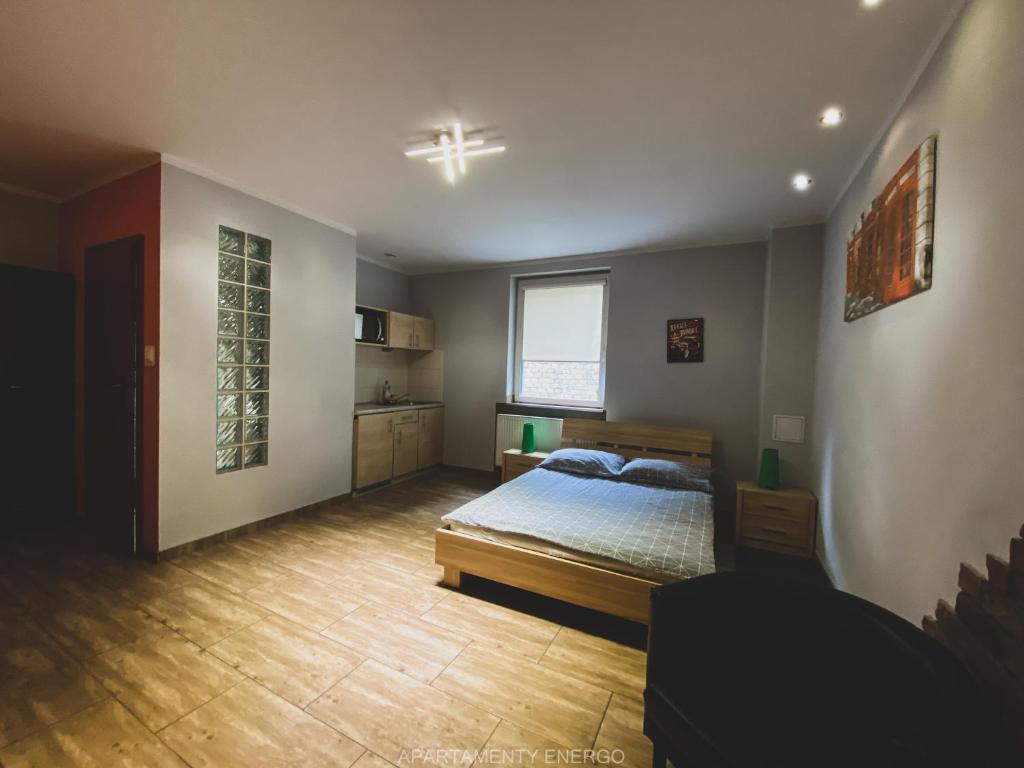 En eller flere senger på et rom på Apartamenty Energo