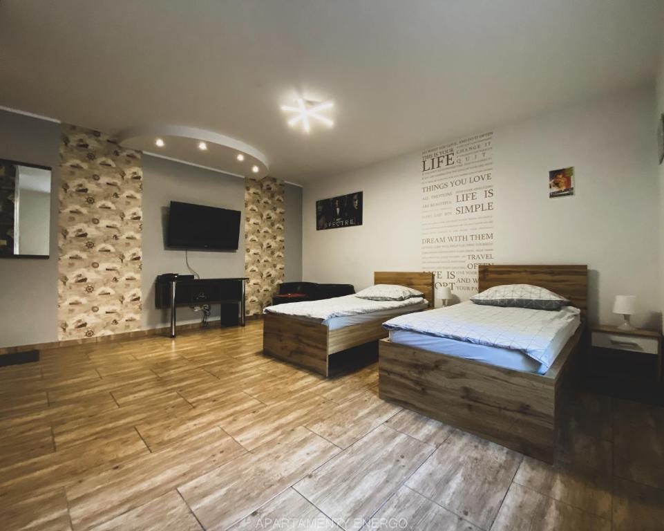 Posteľ alebo postele v izbe v ubytovaní Apartamenty Energo