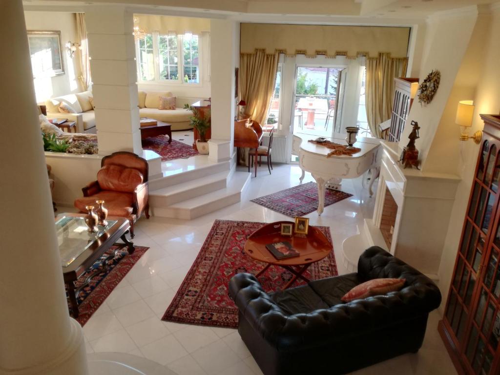 uma sala de estar com um sofá e uma mesa em Πολυτελής κατοικία με θέα τον Θερμαϊκό em Tessalônica