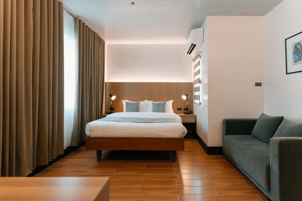 سرير أو أسرّة في غرفة في El Sancho Hotel