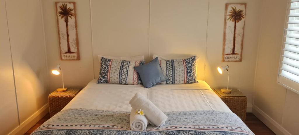 Una cama o camas en una habitación de Byron Palms Guesthouse & Spa - Adults Only