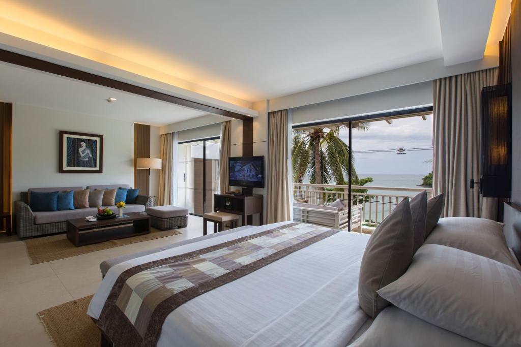 Postel nebo postele na pokoji v ubytování Cape Panwa Hotel Phuket