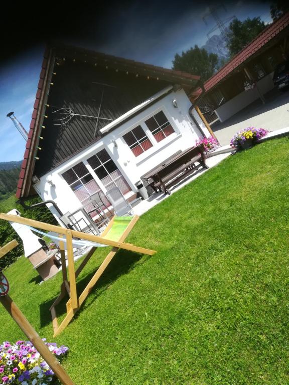 A garden outside Tischlmühle Appartements & mehr