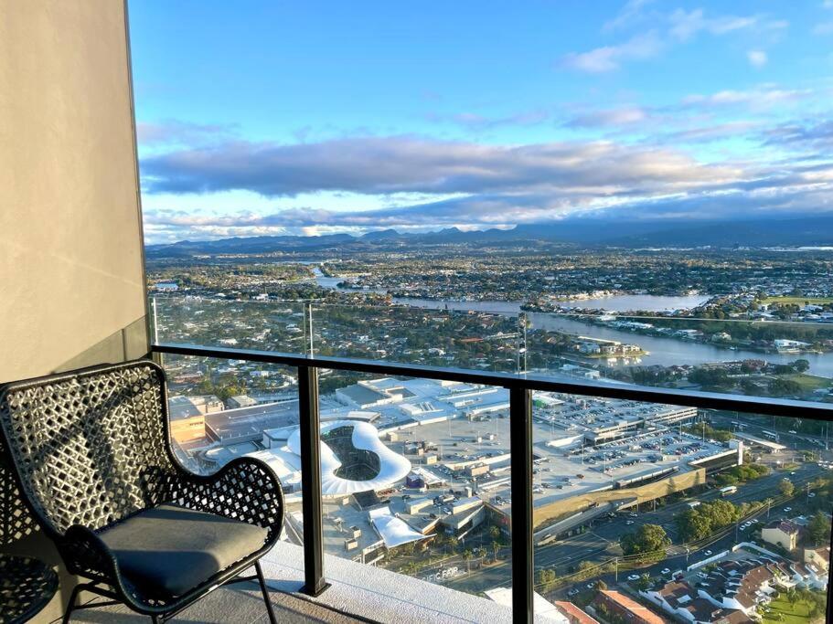 ゴールドコーストにあるLuxury stunning riverview 1 bedroom apt 479Fの市街の景色を望むバルコニー(椅子付)