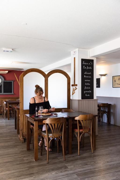TV a/nebo společenská místnost v ubytování Hotel ibis Autun