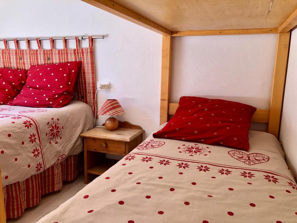 Una cama o camas en una habitación de Chalet en Haute Savoie Location ski 2 appartements pour 6 ou 8 personnes Saint Gervais Les Bains