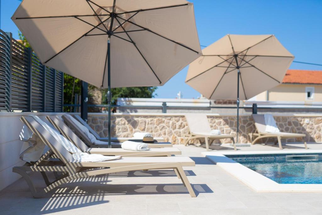 Basen w obiekcie Villa QUARNARO with heated pool lub w pobliżu