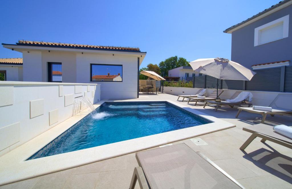 Basen w obiekcie Villa QUARNARO with heated pool lub w pobliżu