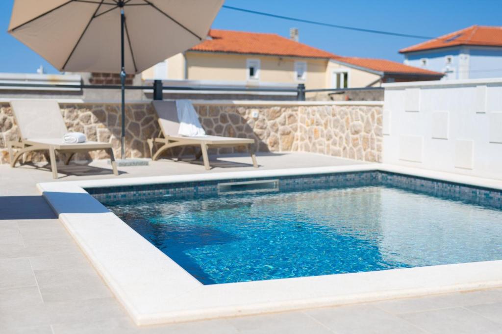 Basen w obiekcie Villa QUARNARO with heated pool lub w pobliżu