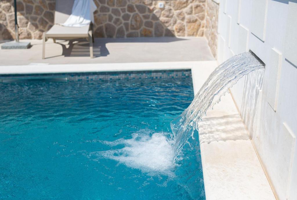 Basen w obiekcie Villa QUARNARO with heated pool lub w pobliżu