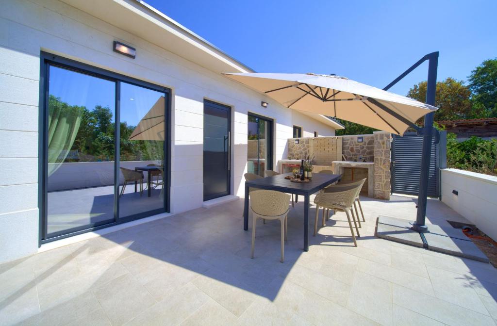 Patio lub wspólna przestrzeń na świeżym powietrzu w obiekcie Villa QUARNARO with heated pool