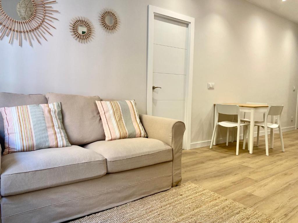 uma sala de estar com um sofá e uma mesa em Precioso apartamento junto a Casco Viejo em Bilbau