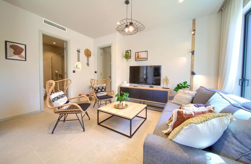 salon z niebieską kanapą i krzesłami w obiekcie Villa QUARNARO with heated pool w mieście Omišalj