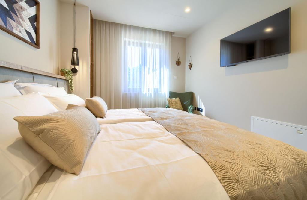 Łóżko lub łóżka w pokoju w obiekcie Villa QUARNARO with heated pool