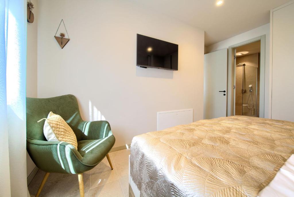 Telewizja i/lub zestaw kina domowego w obiekcie Villa QUARNARO with heated pool