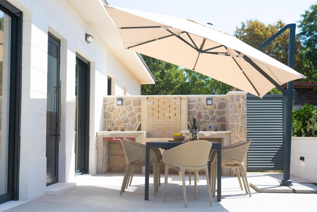 Patio lub wspólna przestrzeń na świeżym powietrzu w obiekcie Villa QUARNARO with heated pool