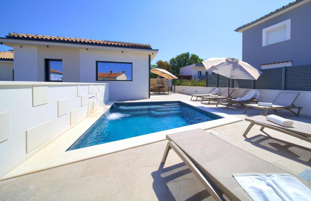 Basen w obiekcie Villa QUARNARO with heated pool lub w pobliżu