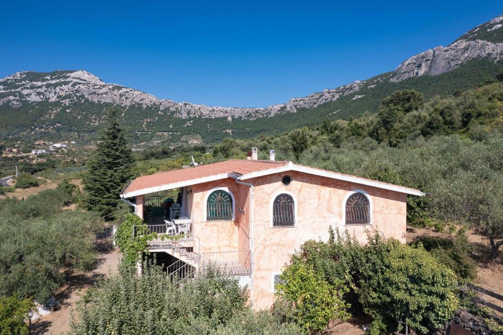 una pequeña iglesia en medio de una montaña en Villino Filieri, en Dorgali