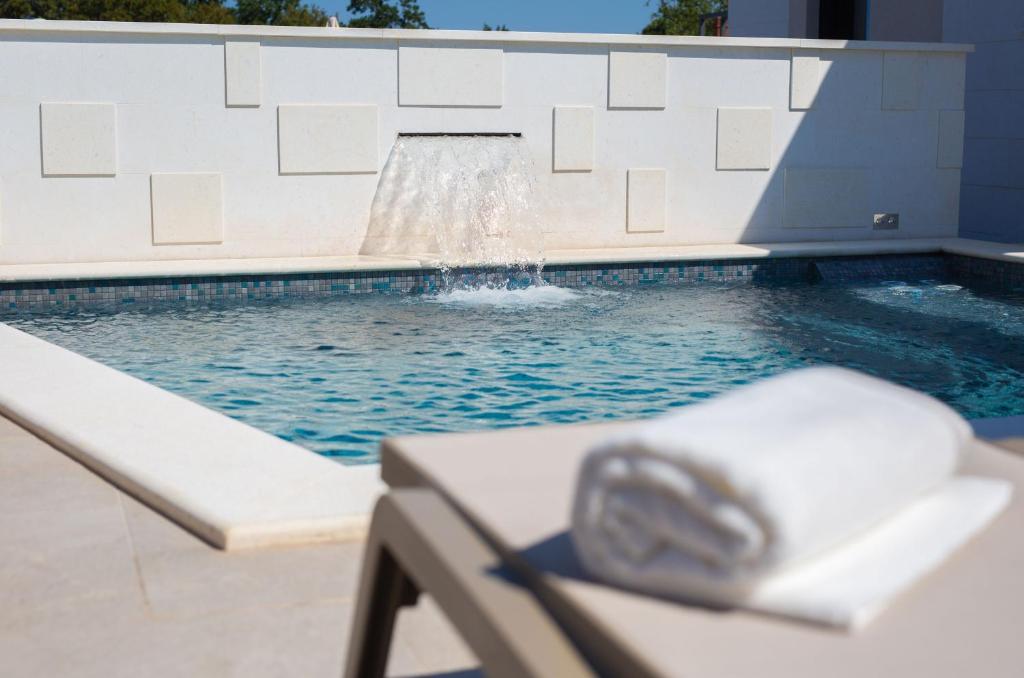 Basen w obiekcie Villa QUARNARO with heated pool lub w pobliżu