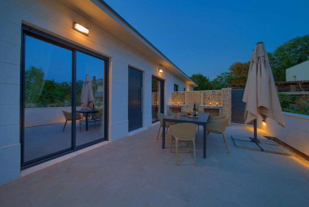 Balkon lub taras w obiekcie Villa QUARNARO with heated pool