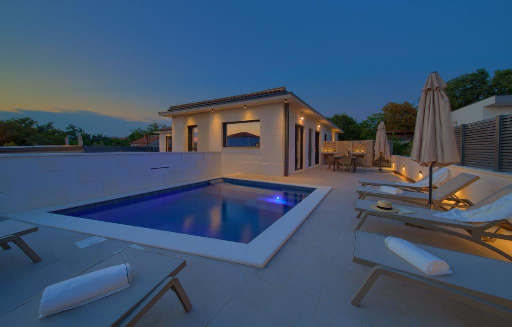 Basen w obiekcie Villa QUARNARO with heated pool lub w pobliżu